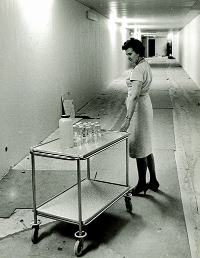 vårdpersonal i korridor under byggnationen av Nacka sjukhus på 60-talet_400x515px.jpg