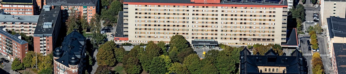 Flygfoto över Rosenlunds sjukhus beigea byggnad.