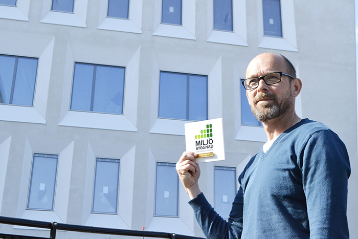 Lars Netzell med plakett för Miljöbyggnad Guld