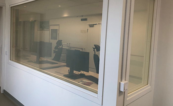 övervakning via fönster in i salen ovarvak_inifran_700pxl.jpg