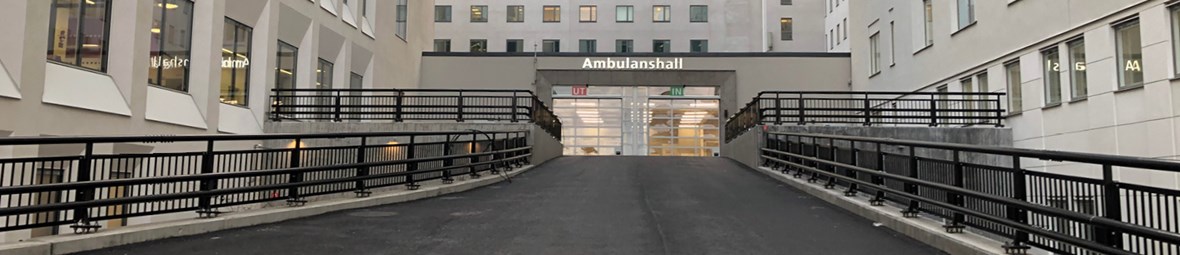 Ambulansuppfart till vita sjukhusbyggnaden