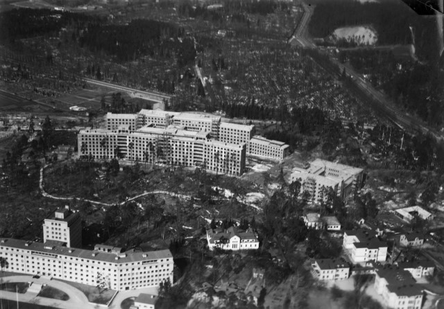 Svartvitt äldre foto av Solna sjukhusområde.