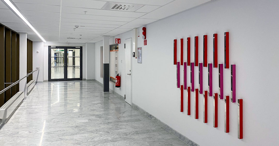 Korridor med glaskont i form av pelare på vägg