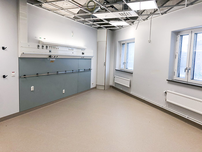 Byggbild: Ett rum på BB-avdelningen. Patienpanelen är på plats. Innertak saknas.