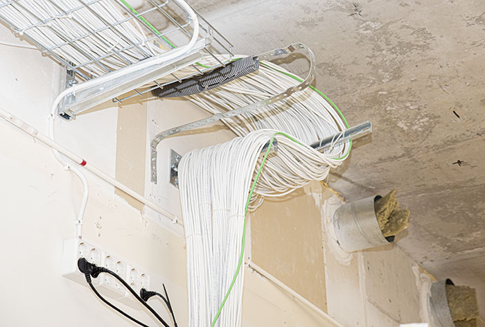 Temporär kabeldragning för nätverk vid flytta av TDK-rum i byggnad 40, plan 2.