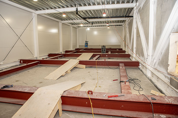 Vi förstärker betongbjälklaget med stålbalkar för kommande håltagningar för ventilation för blivande OP-salar.