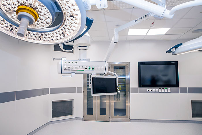 En tom operationssal med modering utrustning