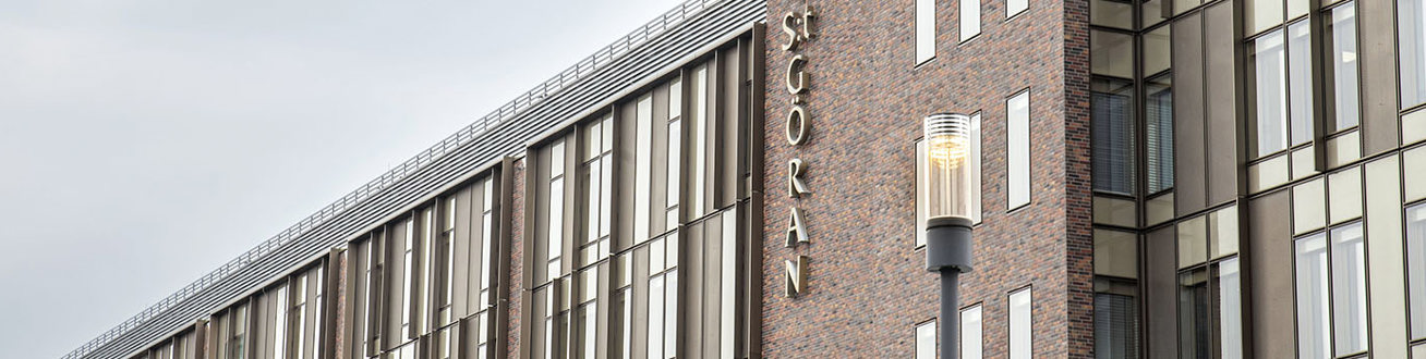 Fasad på sjukhusbyggnaden 20. På fasaden syns texten S:t Göran.