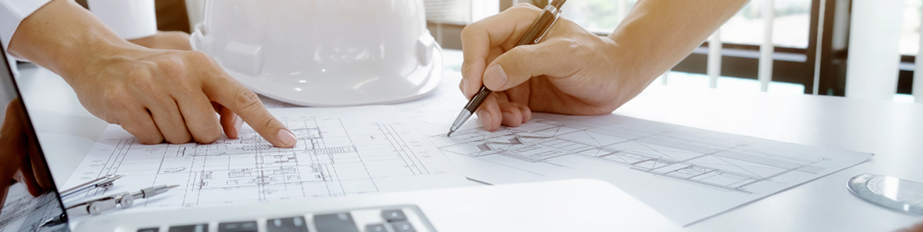 Närbild på två personer som tittar på en ritning.