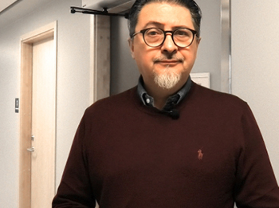 En man som står i en vårdkorridor.