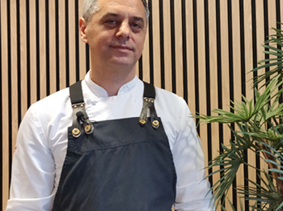 En man i förkläde. 