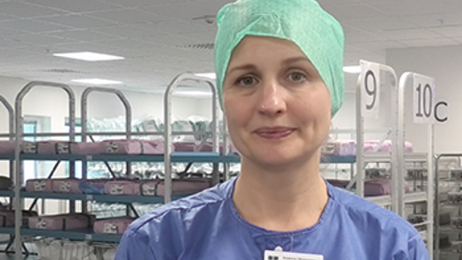 En kvinna i vårdkläder. 