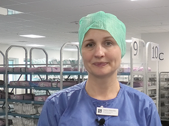 En kvinna i vårdkläder. 