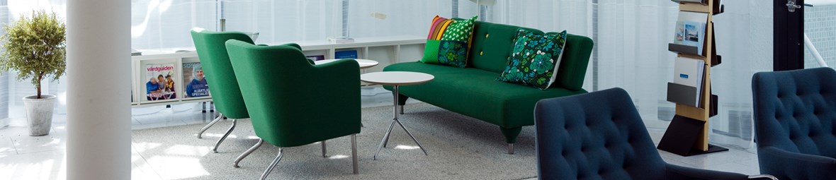 Bild på en soffgrupp från Locums huvudkontor på Östgötagatan 12. 