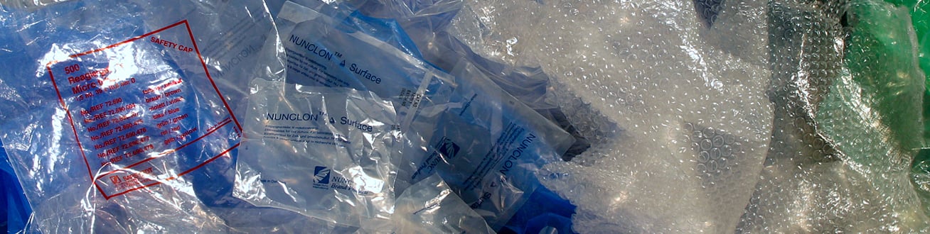 Tomma förpackningar och material av plast