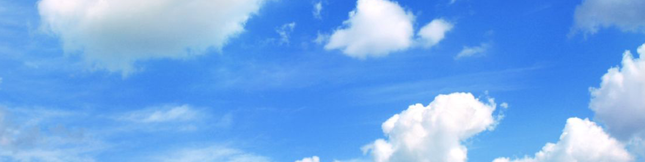 Vita moln på blå himmel.