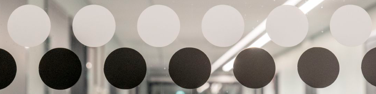 Varselmarkering på glasdörr. 