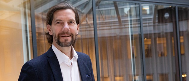 Projektdirektör Björn Åsander tittar in i kameran. Blå kavaj och vit skjorta.