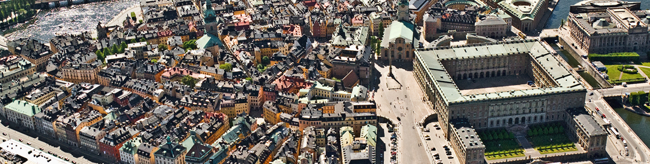 Flygbild över gamla stan och slottet i Stockholm