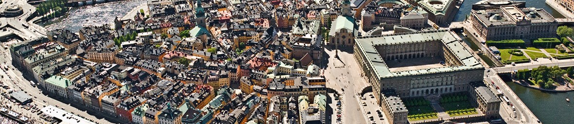 Flygbild över gamla stan och slottet i Stockholm