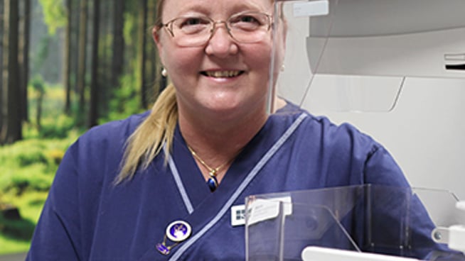 Kvinna i vårdkläder. 