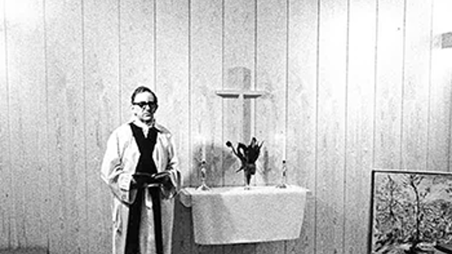 En präst som predikar i ett andligt rum på ett av våra sjukhus.