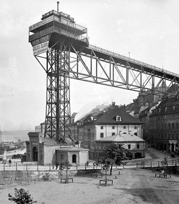 Historiskt svartvitt foto av Katarinahissen vid Slussen i Stockholm.