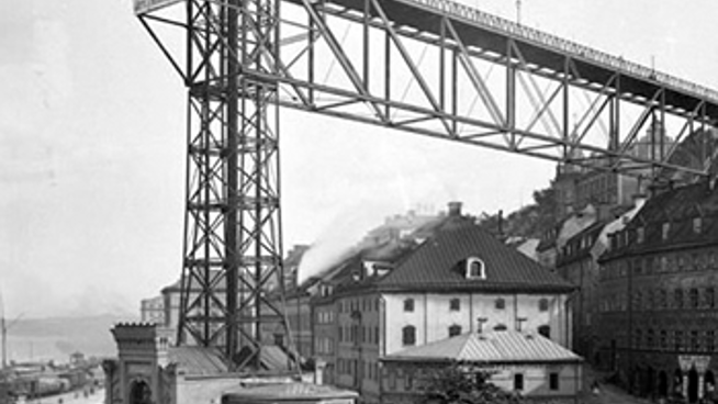 Historiskt svartvitt foto av Katarinahissen vid Slussen i Stockholm.