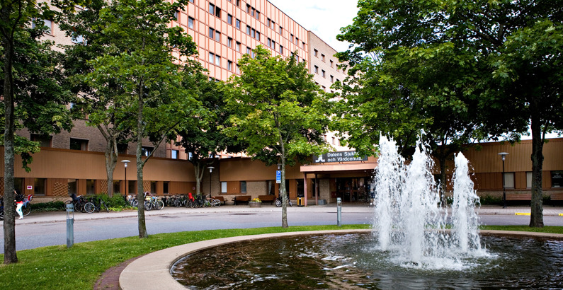 Huvudentrén och park, Dalens sjukhus