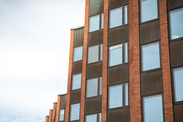 Närbild på fasad vid Löwenströmska sjukhuset