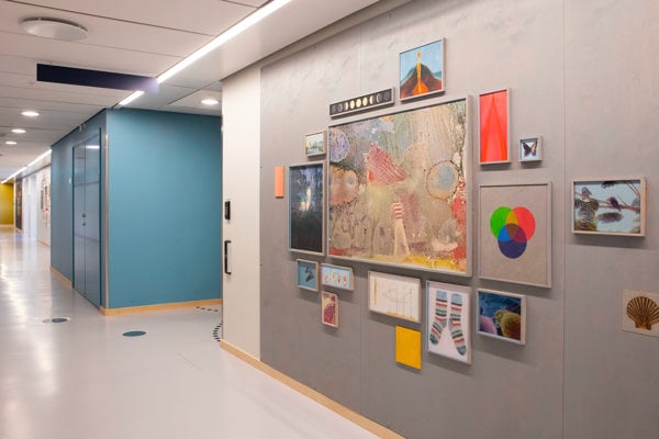 Konst på vägg i korridor Sollentuna sjukhus