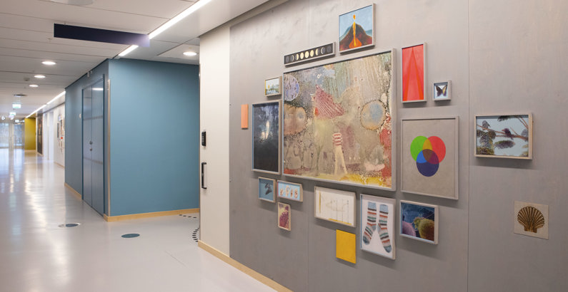 Konst på vägg i korridor Sollentuna sjukhus