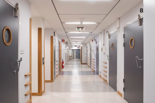 Tom vårdlokal vid Karolinska Solna, korridor.