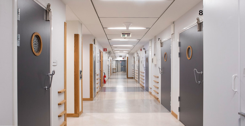 Tom vårdlokal vid Karolinska Solna, korridor.