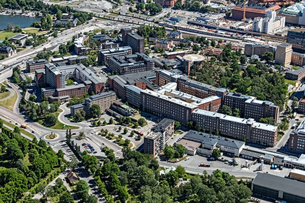 Flygbild över Solna sjukhusområde.