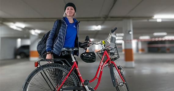 Sara Söderstierna med cykel under cykeldag vid sjukhus.