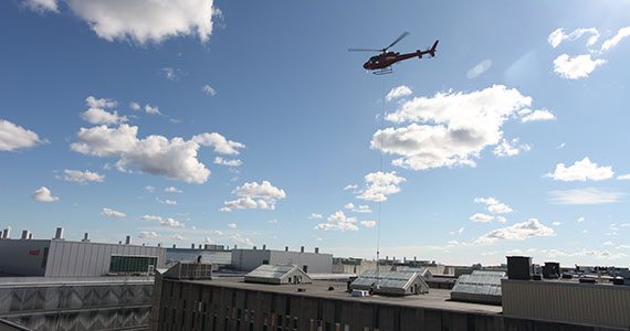 Möjligheterna med helikopter är många, särskilt när det kommer till effektiv transport av material till svårtillgängliga platser som tak eller innergårdar. 