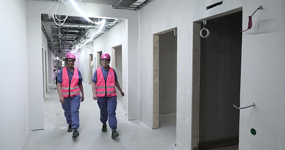 Jessica Eklund och Elin Ceric från Endoskopicentrum i vårbyggnad som är under uppförande.