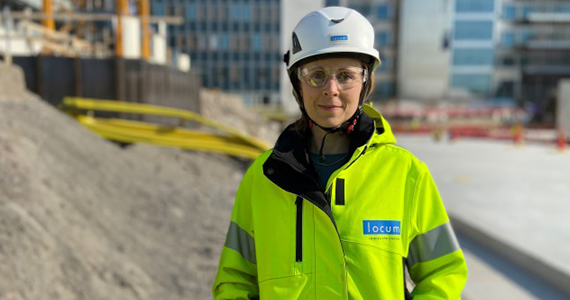 Sara Hultberg i varseljacka och bygghjälm