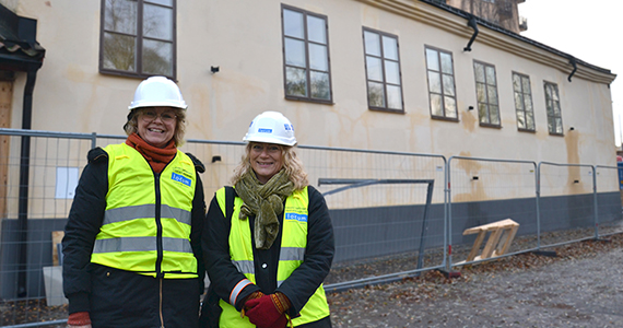 Charlotte Forsberg och Maria Wahlström-Norlin står utanför G-huset.