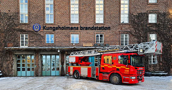Kungsholmens brandstation med parkerad brandbil framför.