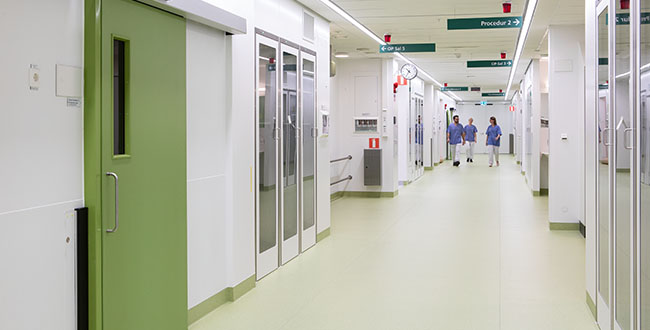 Korridor i vårdlokal med människor på håll