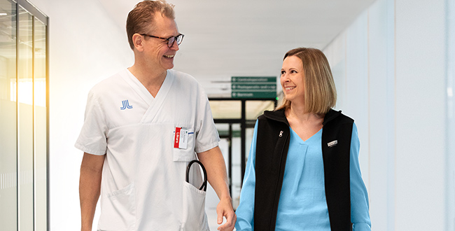 Lars Eurenius och Sara Hultberg går i korridor på sjukhus.