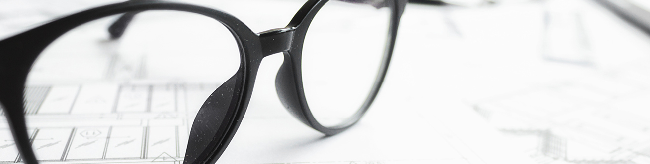 Närbild på glasögon och ritning