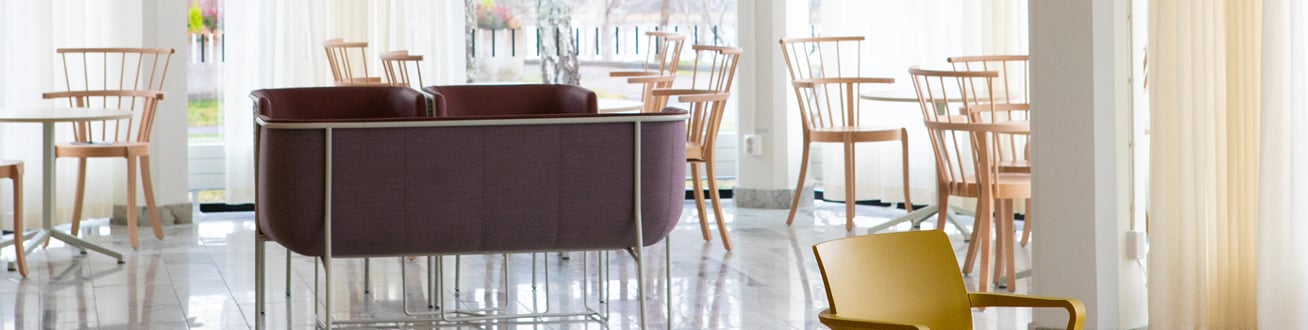 Loungehörna med stolar och soffa.