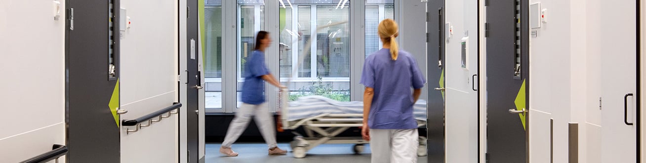 Två vårdpersonal i vårdkorridor