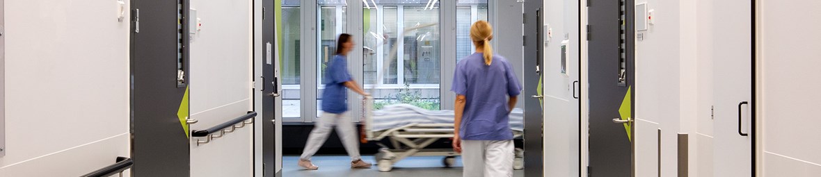 Två vårdpersonal i vårdkorridor