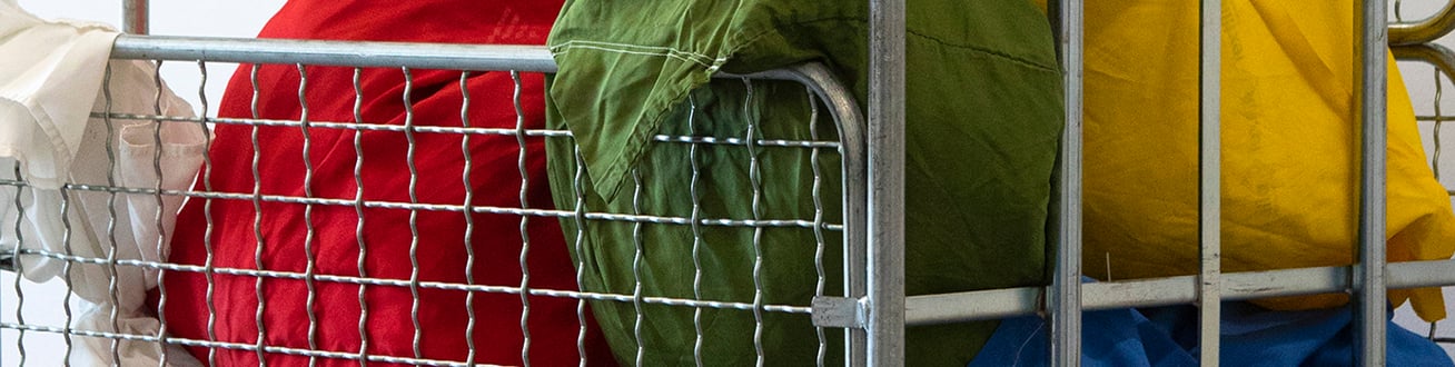 Färgglada tvättsäckar.